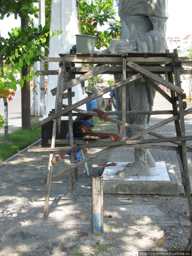 Строят какой-то памятник. Строитель заснул! Семаранг, Индонезия