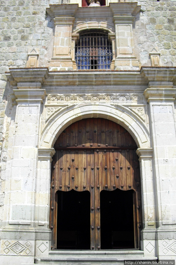 Вход в церковь Оахака, Мексика