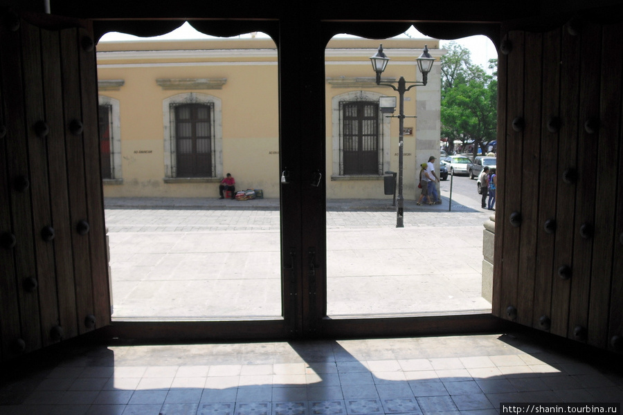 Двери церкви Оахака, Мексика