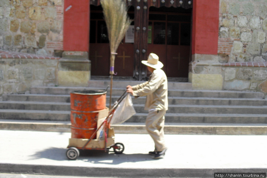 Уборщик перед входом в церковь Оахака, Мексика