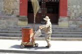 Уборщик перед входом в церковь