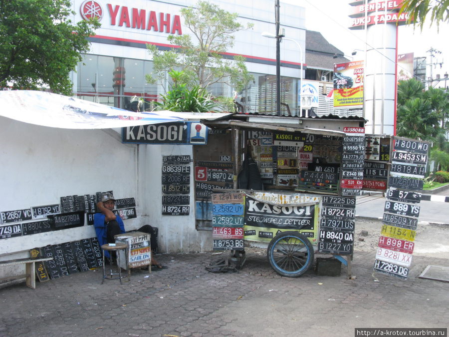 и маленькие едальни на колёсиках Семаранг, Индонезия