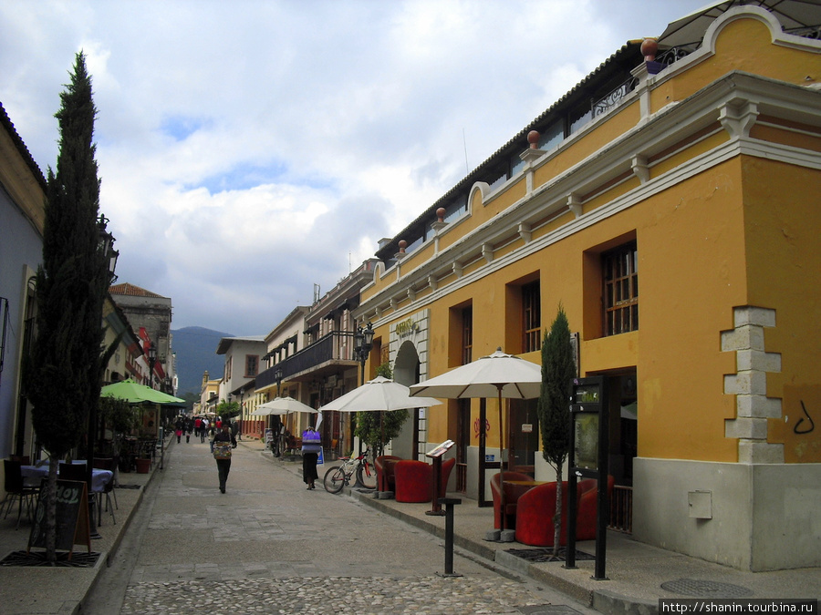 Пешеходная улица ведет от центральной площади города к арке Кармен Сан-Кристобаль-де-Лас-Касас, Мексика