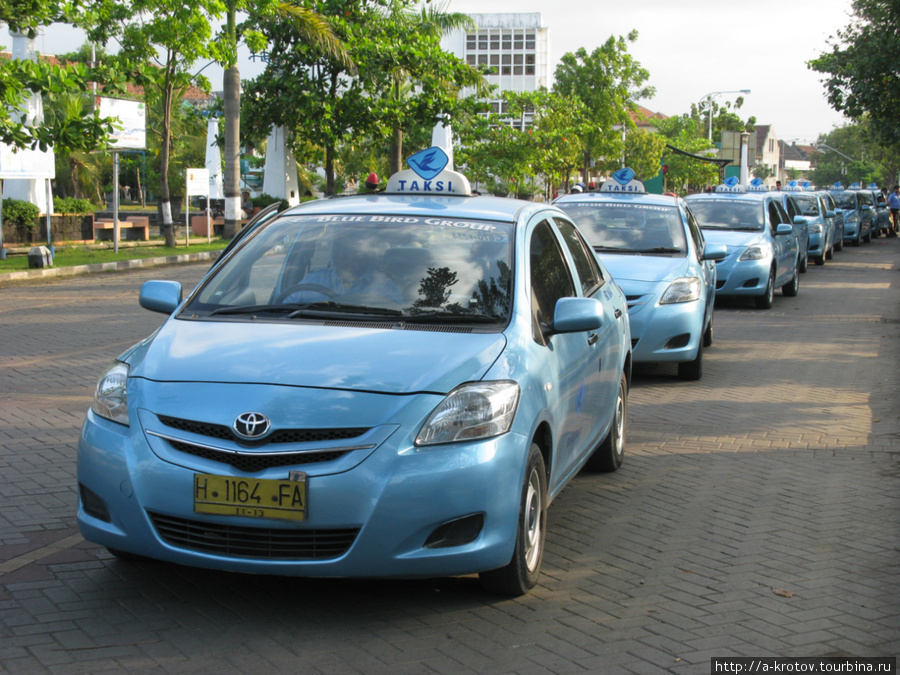 Много таксистов пасётся у вокзала Семаранг, Индонезия