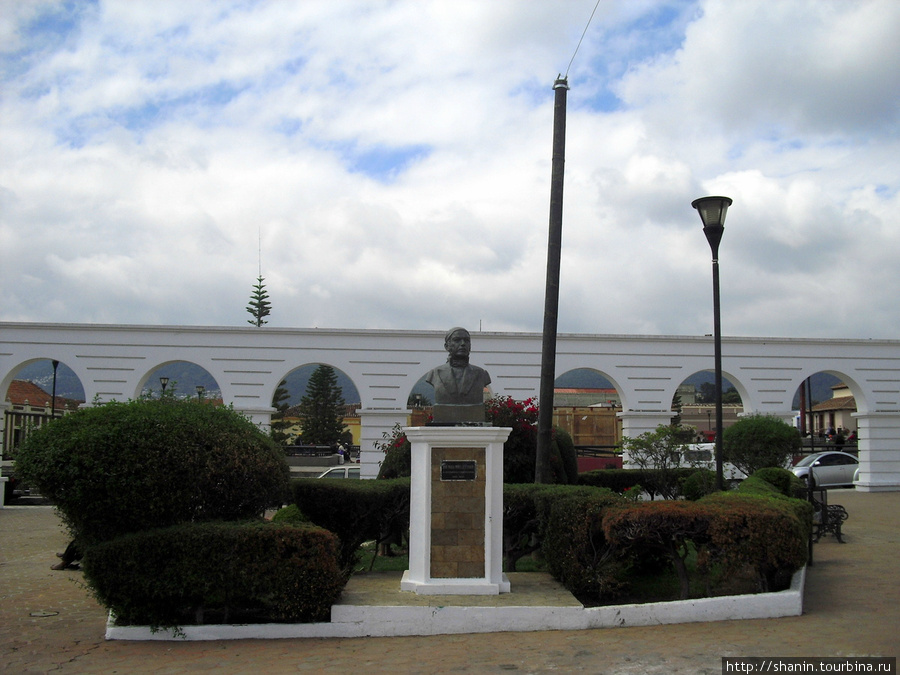 Памятник Мигелю Идальго и Кастилла у миниципалитета Сан-Кристобаль-де-Лас-Касас, Мексика