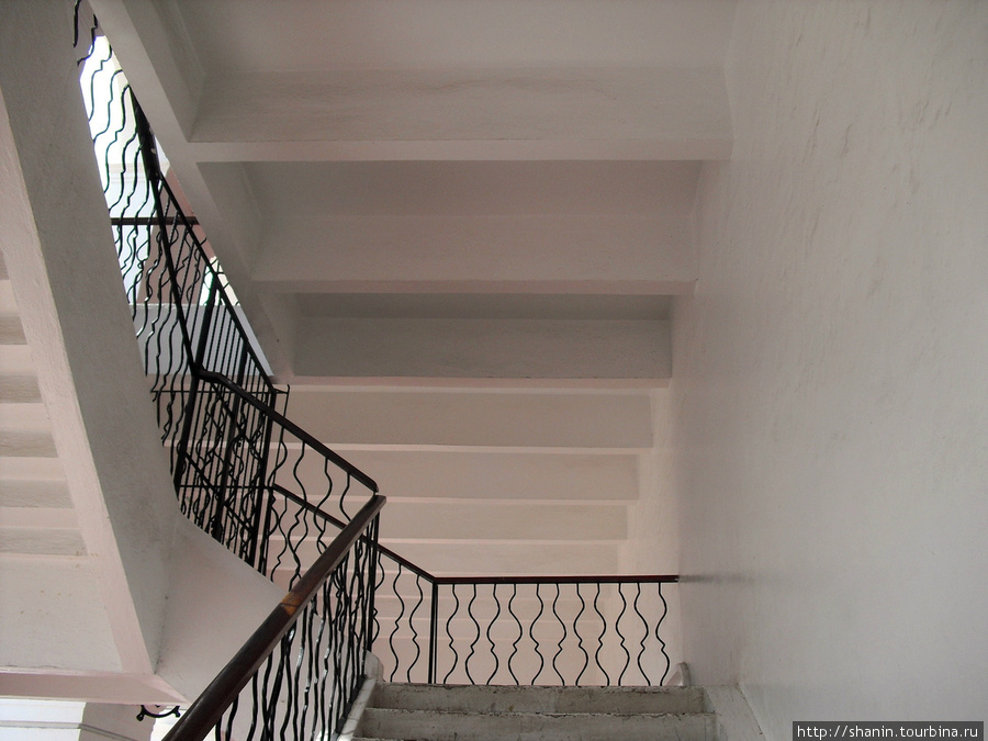Лестница на второй этаж (проход закрыт) Сан-Кристобаль-де-Лас-Касас, Мексика