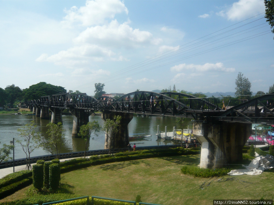 Мост Смерти через реку Квай. Построен военноплеными во время второй мировой войны. Янонцы строили железную дорогу для нападения на Бирму, а затем Индию. Существует еще и деревянный мост, куда так же возят туристов.