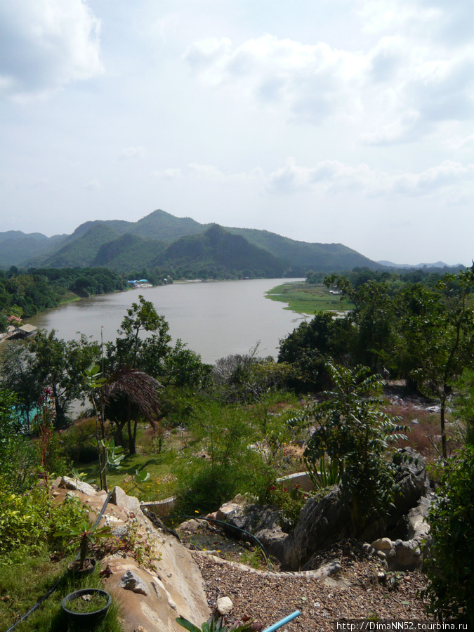 Вид на реку с буддийского храма.