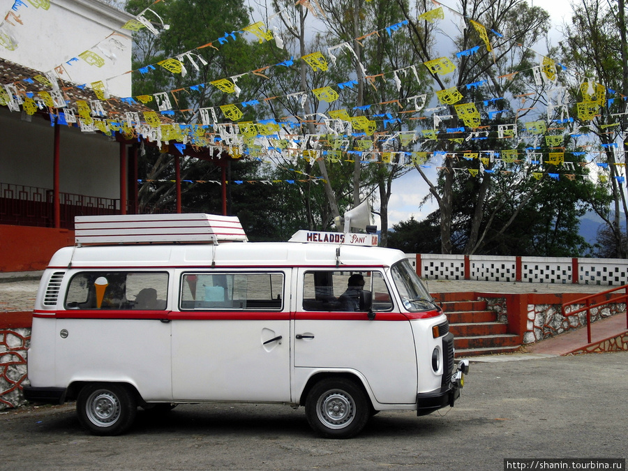Микроавтобус в парке Сан-Кристобаль-де-Лас-Касас, Мексика