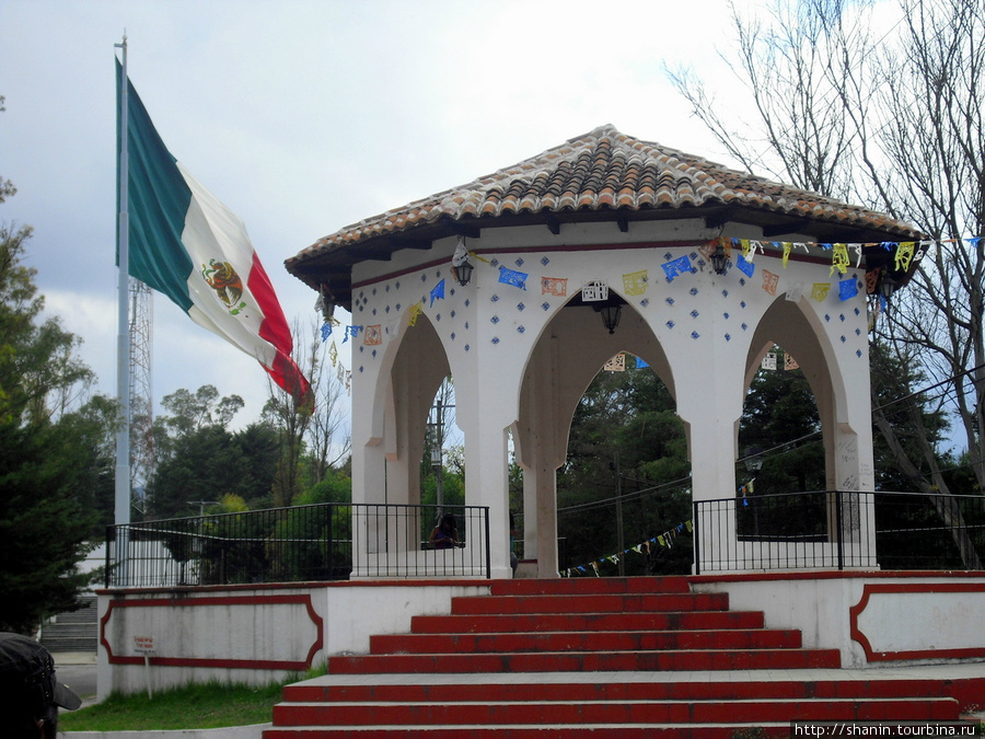 Беседка и флаг Сан-Кристобаль-де-Лас-Касас, Мексика