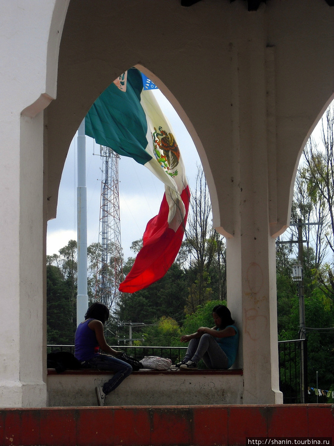 Девушки в беседке Сан-Кристобаль-де-Лас-Касас, Мексика