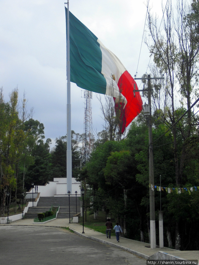 Флаг на ветру Сан-Кристобаль-де-Лас-Касас, Мексика