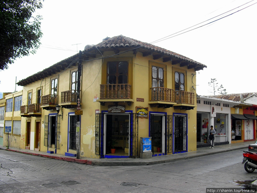 Дом на углу Сан-Кристобаль-де-Лас-Касас, Мексика