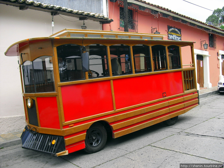 Автобус для туристов стилизован под старинный трамвай Сан-Кристобаль-де-Лас-Касас, Мексика