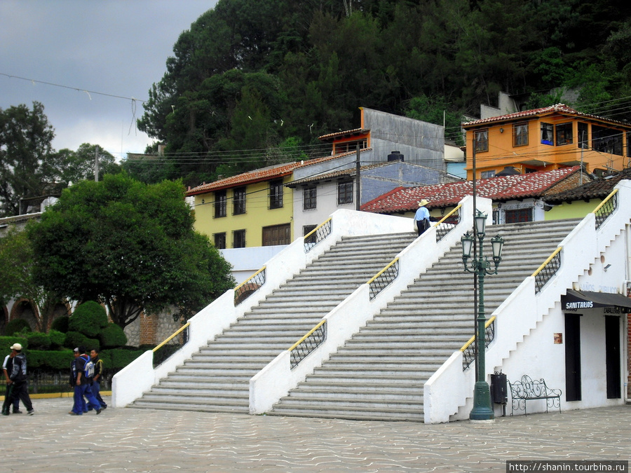 Огромная белая лестница у монастыря Ла Мерсед Сан-Кристобаль-де-Лас-Касас, Мексика