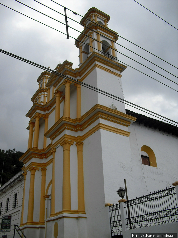 Парк у церкви Ла Мерсед Сан-Кристобаль-де-Лас-Касас, Мексика