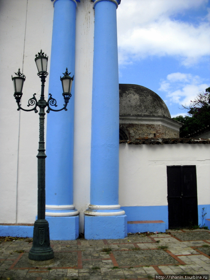 Голубые колонны Сан-Кристобаль-де-Лас-Касас, Мексика