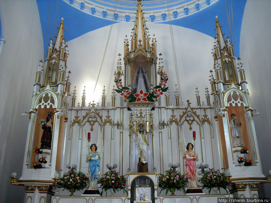 В церкви Святой Люции в Сан-Кристобаль-де-Лас-Касас Сан-Кристобаль-де-Лас-Касас, Мексика