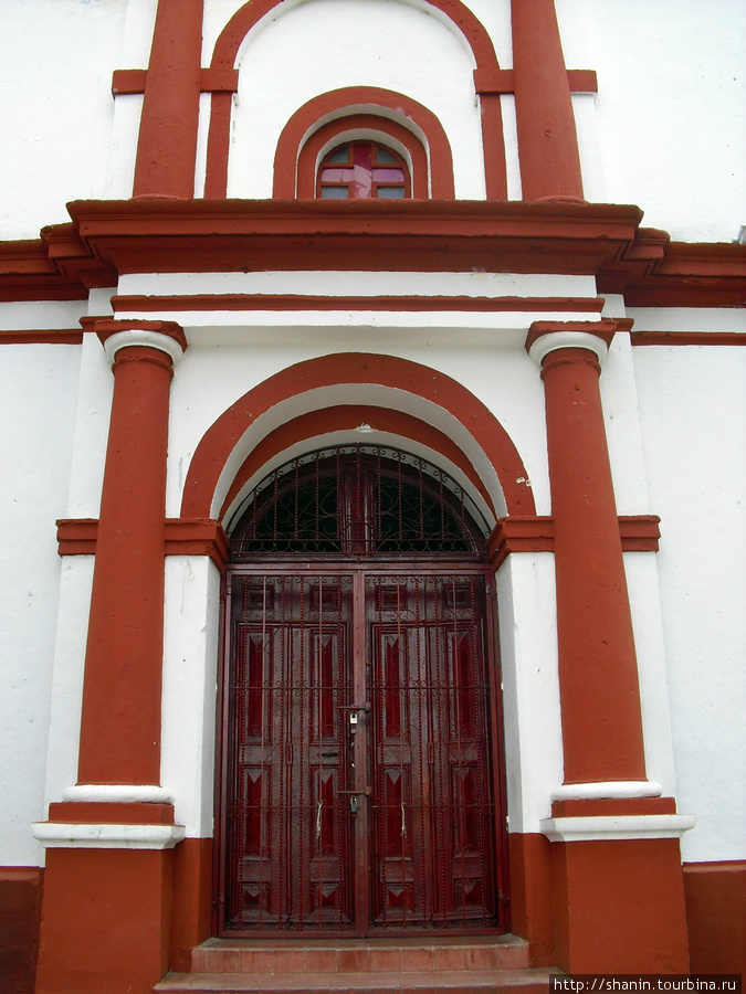 Вход в церковь Святого Кристобаля в Сан-Кристобаль-де-Лас-Касас Сан-Кристобаль-де-Лас-Касас, Мексика