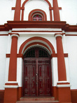 Вход в церковь Святого Кристобаля в Сан-Кристобаль-де-Лас-Касас