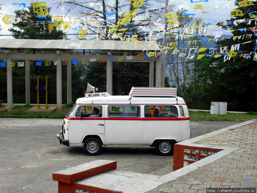Микроавтобус у заднего входа в церковь Сан-Кристобаль-де-Лас-Касас, Мексика