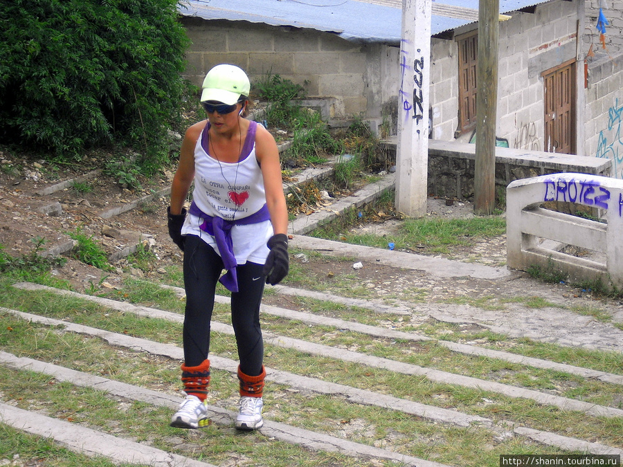 Спортсменка на лестнице Сан-Кристобаль-де-Лас-Касас, Мексика