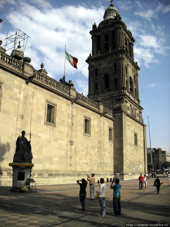 У кафедрального собора тихо — вход со стороны площади закрыли Мехико, Мексика
