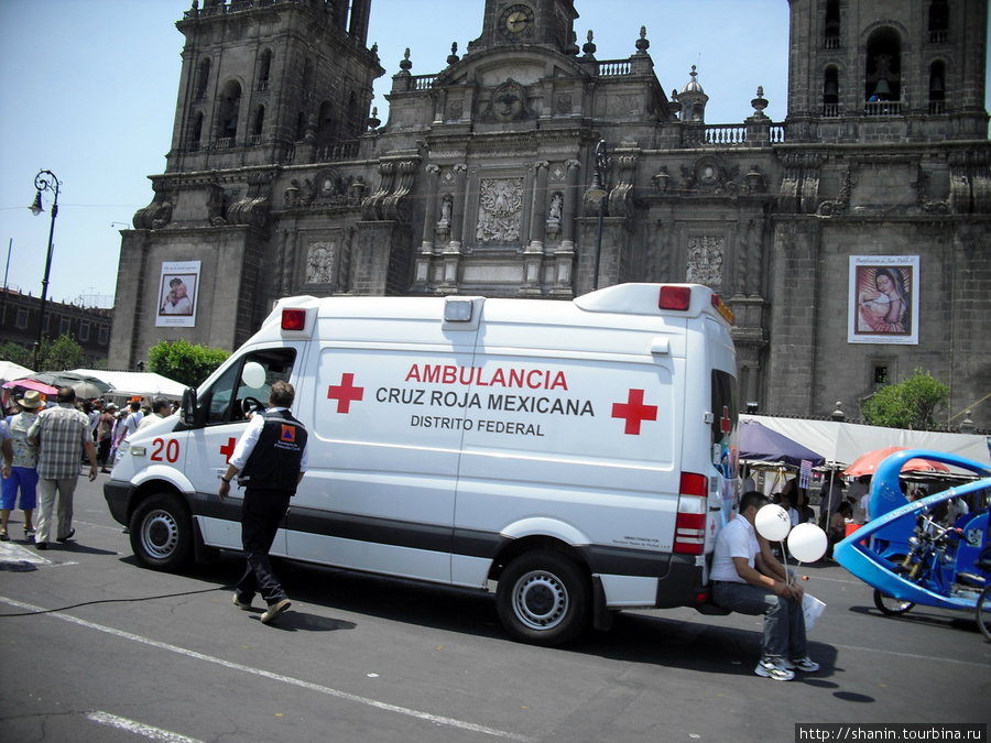 На центральной площади Мехико 8 мая 2011 года на всякий случай припаркованы машины скорой помощи Мехико, Мексика