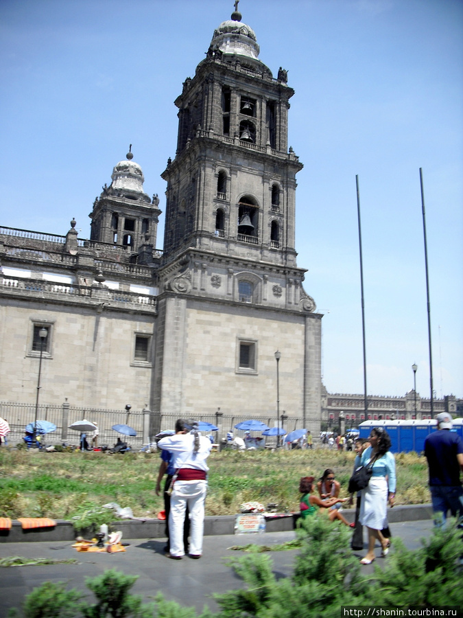 У кафедрального собора Мехико, Мексика
