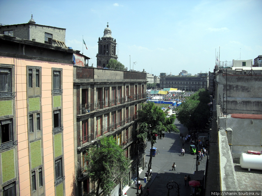 Вид на площадь из окна хостела Мехико, Мексика