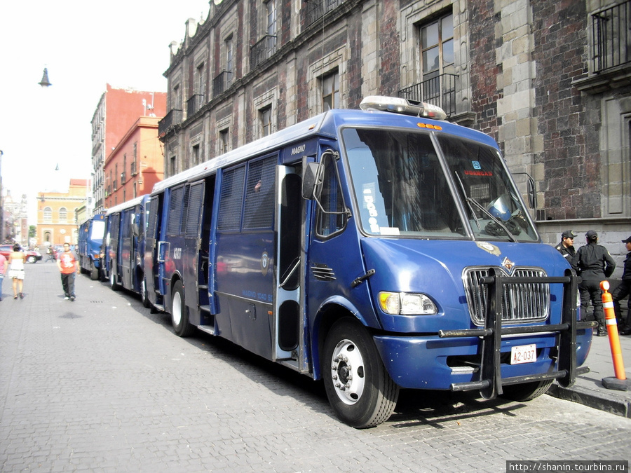 Полицейский автобус припаркован на ближних подступах к площади Мехико, Мексика