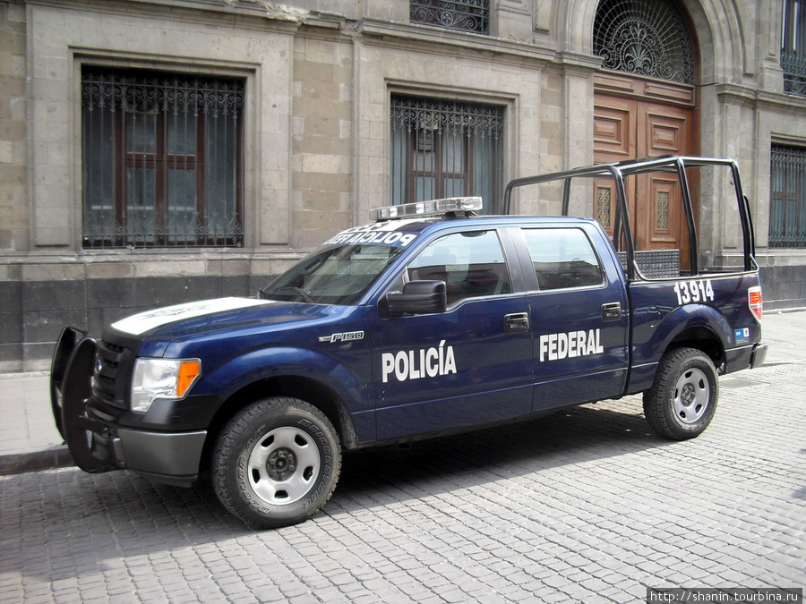 Полицейские ушли на площадь, машина наготове Мехико, Мексика