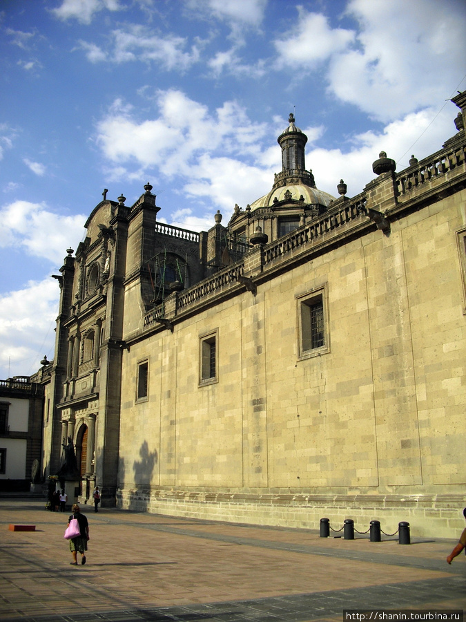 У кафедрального собора тихо — за решеткой Мехико, Мексика
