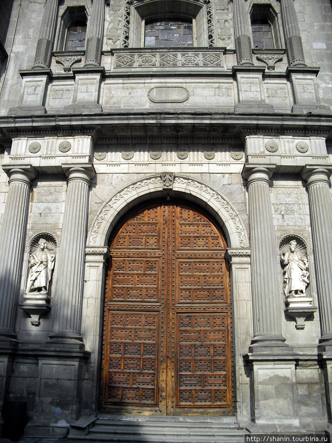 Вход в кафедральный собор закрыт — на всякий случай Мехико, Мексика
