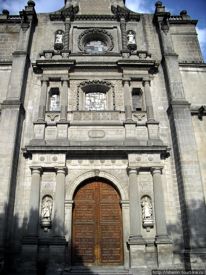 Вход в кафедральный собор закрыт Мехико, Мексика