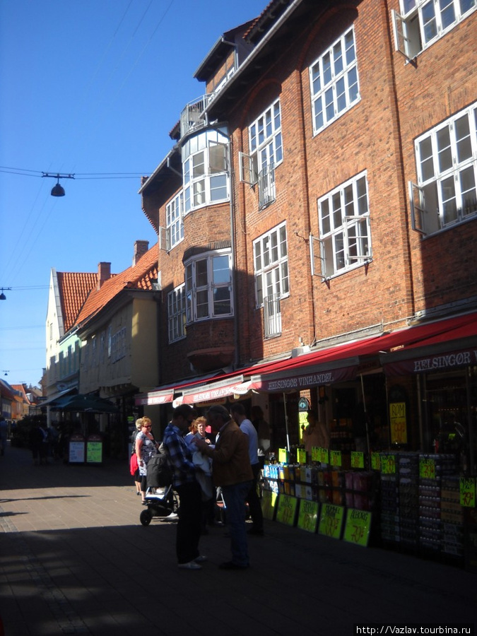 Возле магазина: распродажные ценники выделяются яркими цветами Хельсингёр, Дания