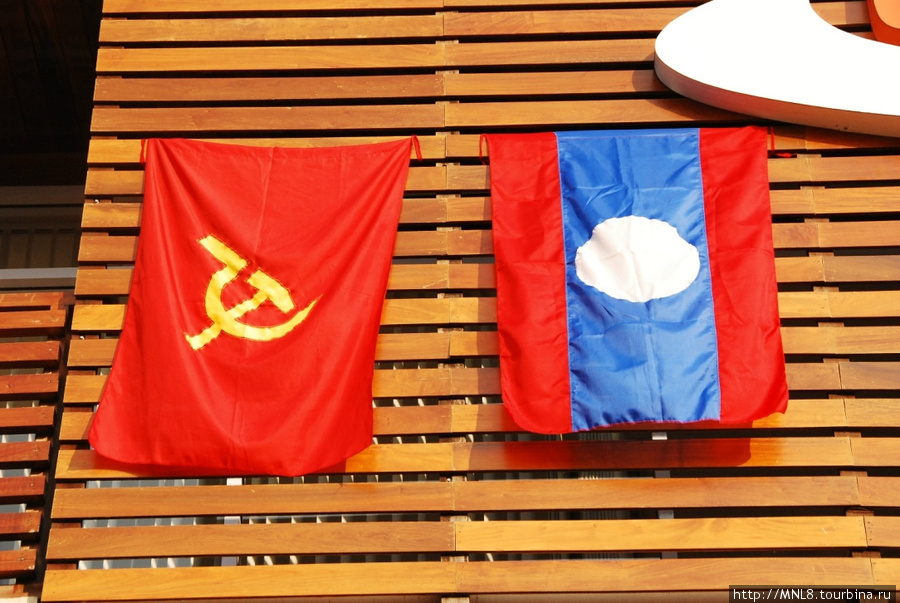 герб Лаоса с 1975 года «серп и молот» но впоследствии он был заменен. Но такие флаги висят везде, а зачем добру пропадать... Вьентьян, Лаос