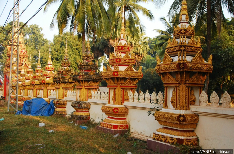 очередная свалка возле храма Вьентьян, Лаос