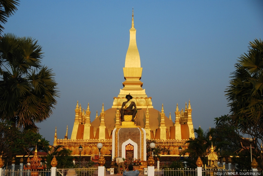 Храм Пха Тхат Луанг или Большая Ступа символизирует силу единства лаосского народа Вьентьян, Лаос