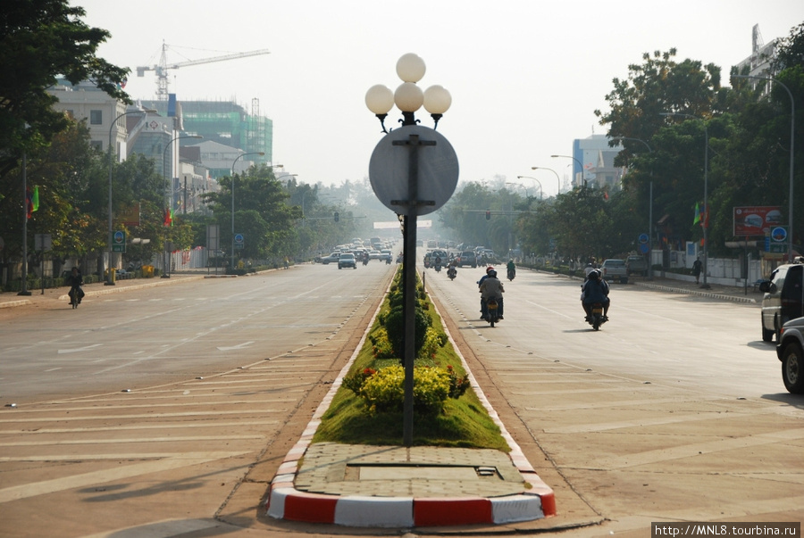 Город сандалового дерева страны млн. слонов и белого зонта Вьентьян, Лаос
