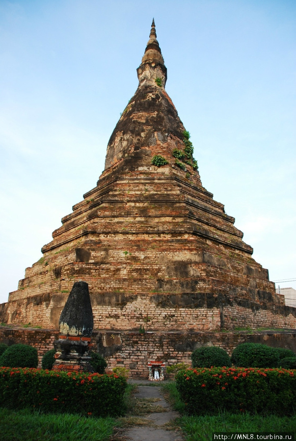 Чёрная Ступа 15 века считается самым старым сооружением Вьентьяна. 
По легенде, внутри находиться дракон с 7-ю головами который в опасные моменты просыпается и защищает лаоссцев. Вьентьян, Лаос