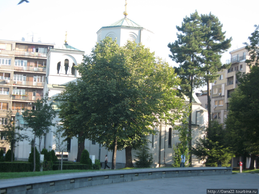 Церквушка, в которой проводятся службы и обряды, пока не достроен храм. Белград, Сербия