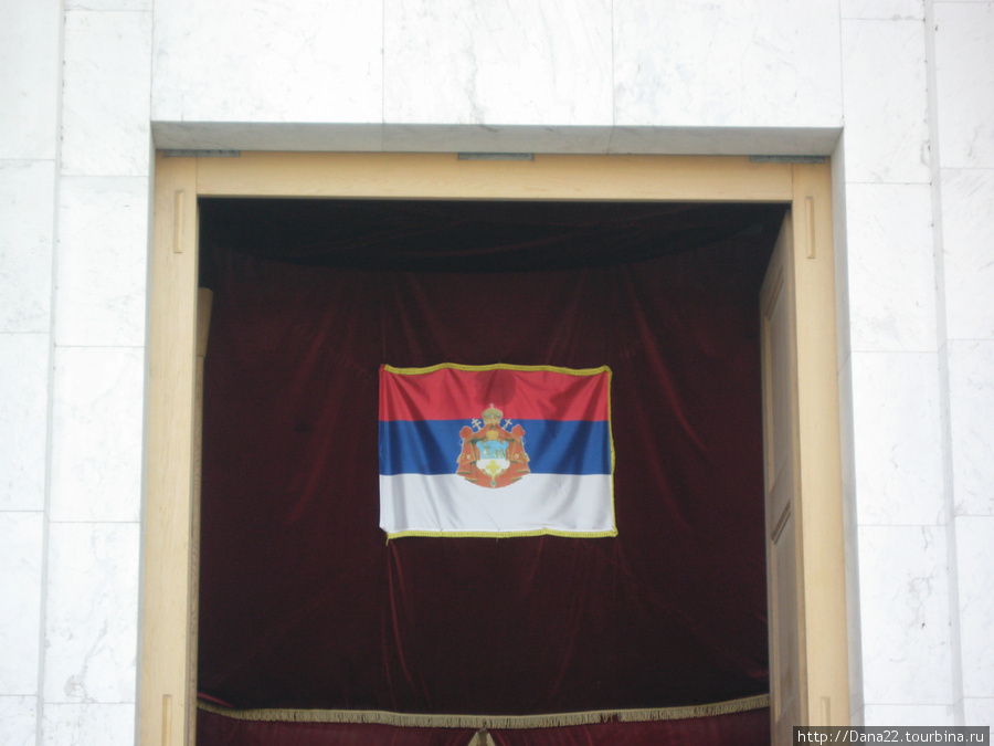 Нициональный флаг в храме. Без коментариев. Белград, Сербия