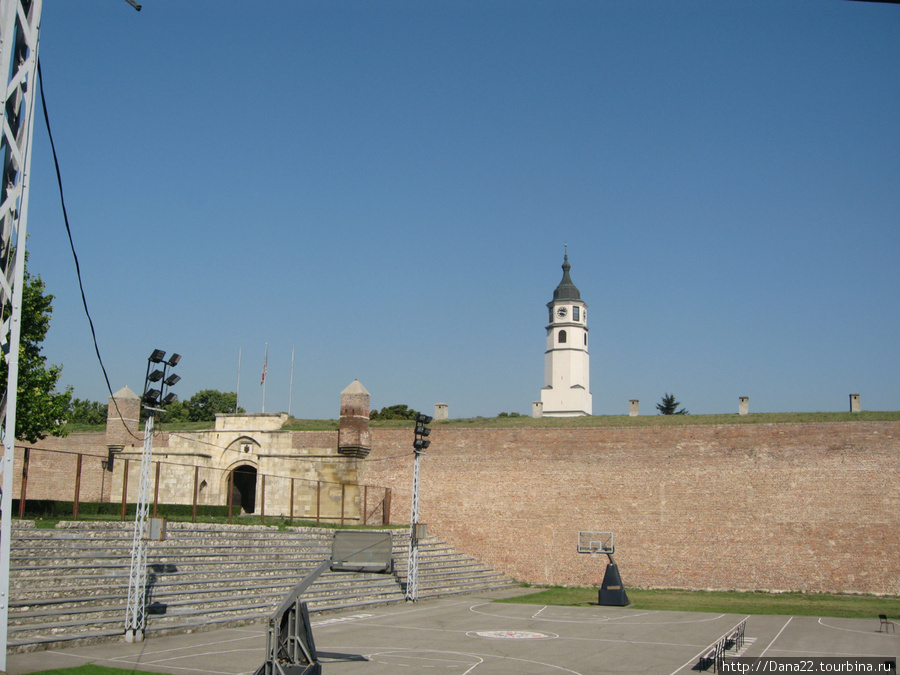В стенах крепости — детская баскетбольная площадка. Белград, Сербия