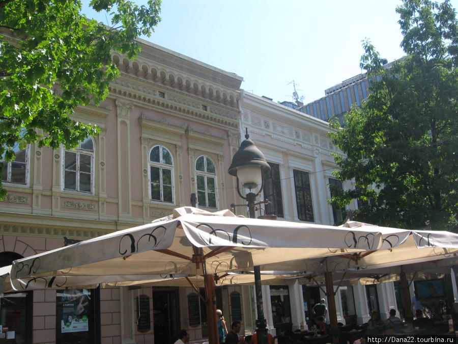 Кафешки посредине туристической улицы с невероятно вкусным мороженым Белград, Сербия