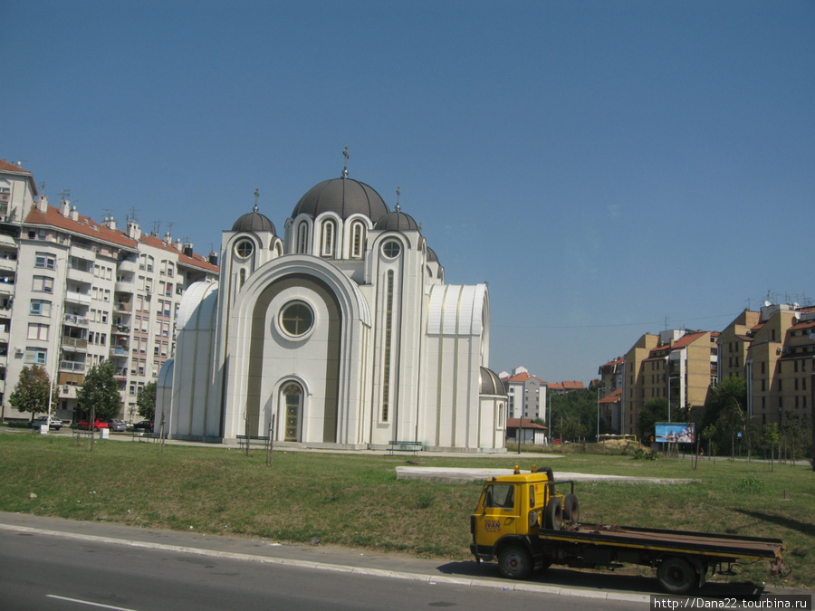 Современная церковь. Конечно же, белая! Белград, Сербия