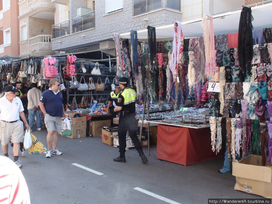 Работа полиции на рынках. Торревьеха, Испания