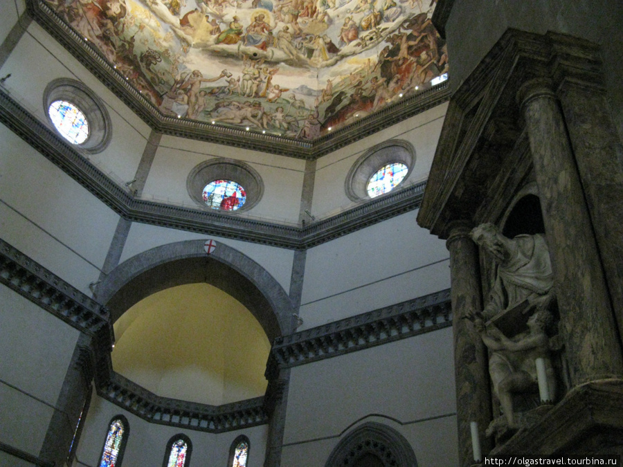 Подъем проходит и по внутренней части купола. Флоренция, Италия