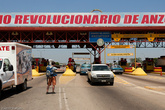 Лучшие позиции Венесуэлы находятся (как и во многих других странах) сразу же за пунктом оплаты проезда. Здесь они не не выполняют свою функцию — не так давно правительство отменило дорожные поборы, но инфраструктура осталась. На радость автостопщикам.