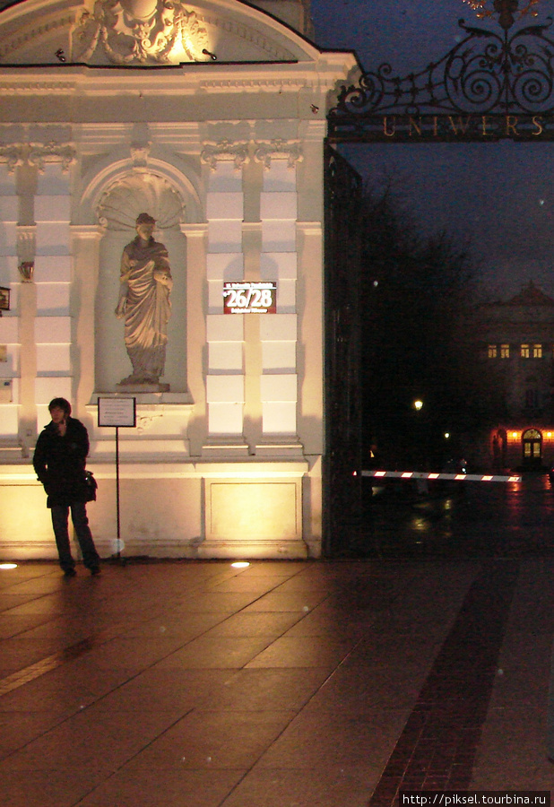 Входная группа ворот Варшавского юнивера. Фрагмент левой части. Варшава, Польша